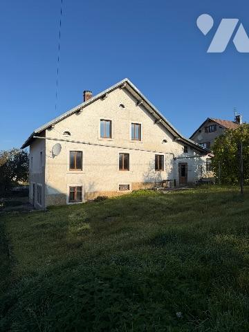 Sur la Commune du RUSSEY
Maison sur trois étages édifiée sur un terrain de 9a 43ca.