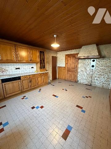 Sur la Commune du RUSSEY
Maison sur trois étages édifiée sur un terrain de 9a 43ca.