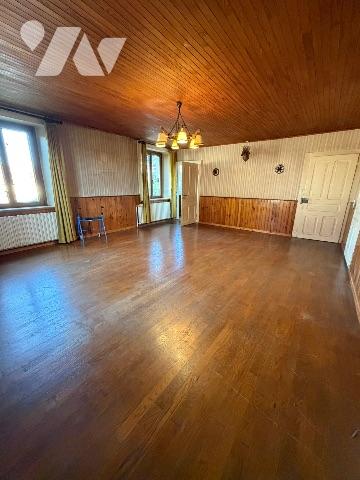 Sur la Commune du RUSSEY
Maison sur trois étages édifiée sur un terrain de 9a 43ca.