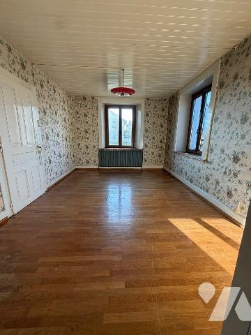 Sur la Commune du RUSSEY
Maison sur trois étages édifiée sur un terrain de 9a 43ca.