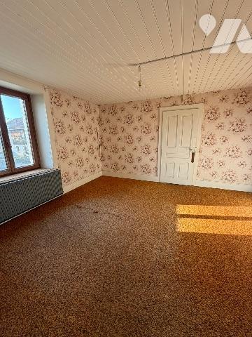 Sur la Commune du RUSSEY
Maison sur trois étages édifiée sur un terrain de 9a 43ca.