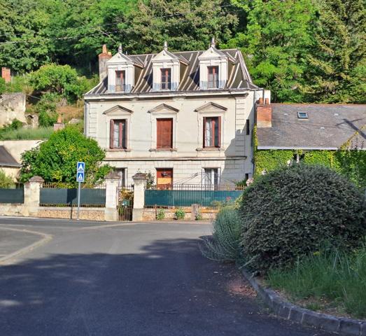 Beau potentiel pour cette maison de maître!