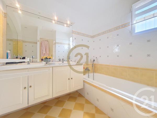 Maison à vendre  4 pièces - 212 m2 TRANS EN PROVENCE - 83