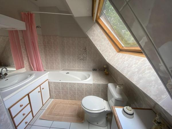 Très belle propriété au calme dans la campagne entre Camors et Baud.