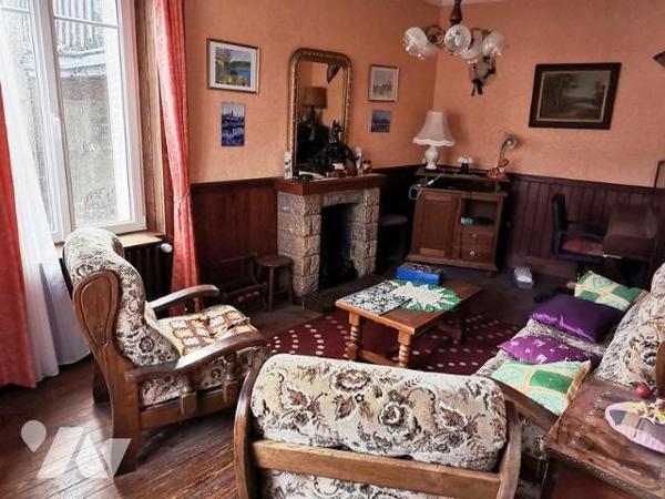 BRIOUZE: Proche tous commerces maison en pierres 4 chambres