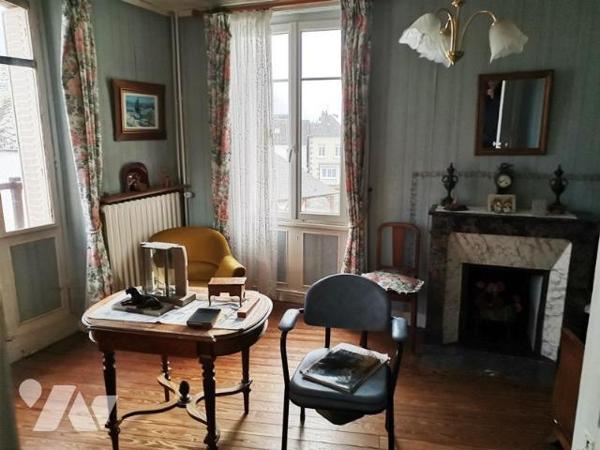 BRIOUZE: Proche tous commerces maison en pierres 4 chambres