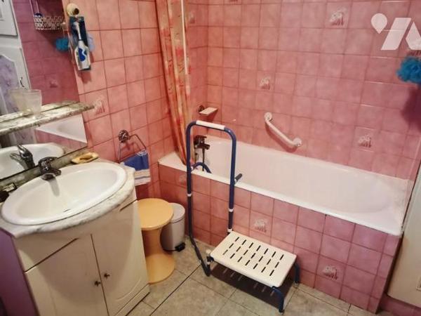 BRIOUZE: Proche tous commerces maison en pierres 4 chambres