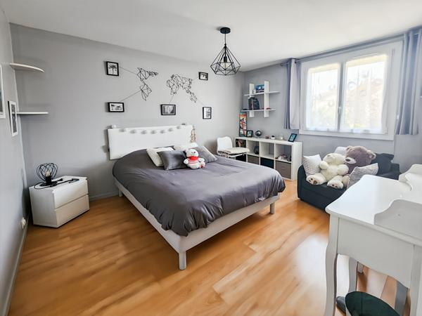 Maison 7 pièce(s) 126 m2  Savigny Le Temple Bourg