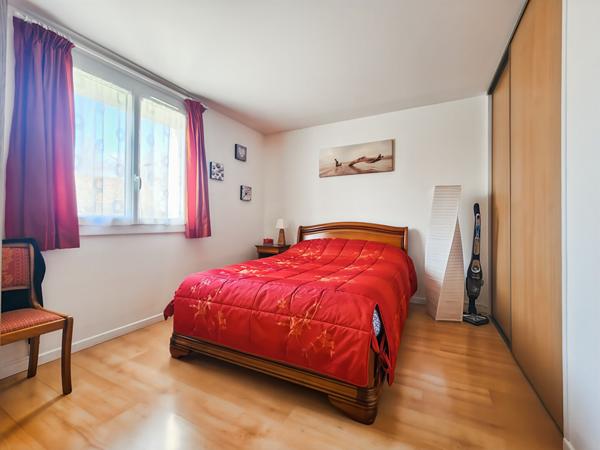 Maison 7 pièce(s) 126 m2  Savigny Le Temple Bourg