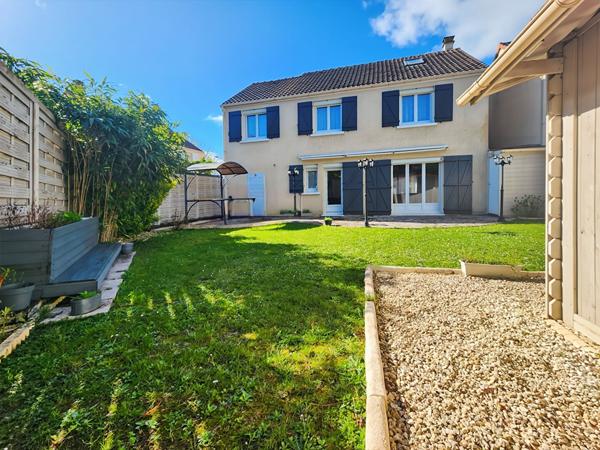 Maison 7 pièce(s) 126 m2  Savigny Le Temple Bourg