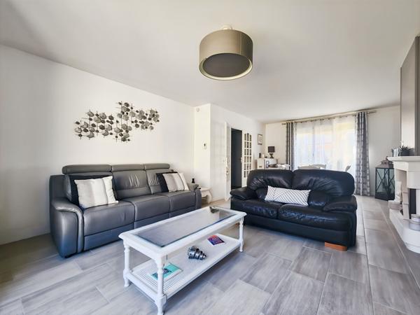 Maison 7 pièce(s) 126 m2  Savigny Le Temple Bourg