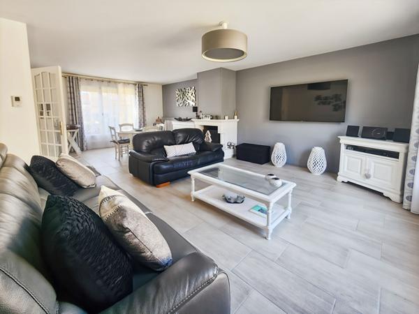 Maison 7 pièce(s) 126 m2  Savigny Le Temple Bourg