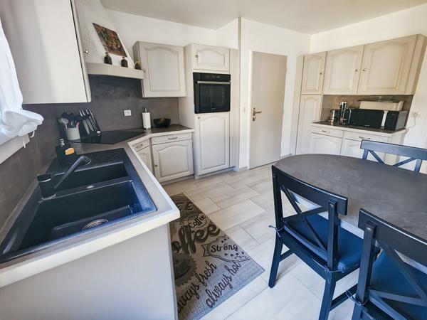 Maison 7 pièce(s) 126 m2  Savigny Le Temple Bourg