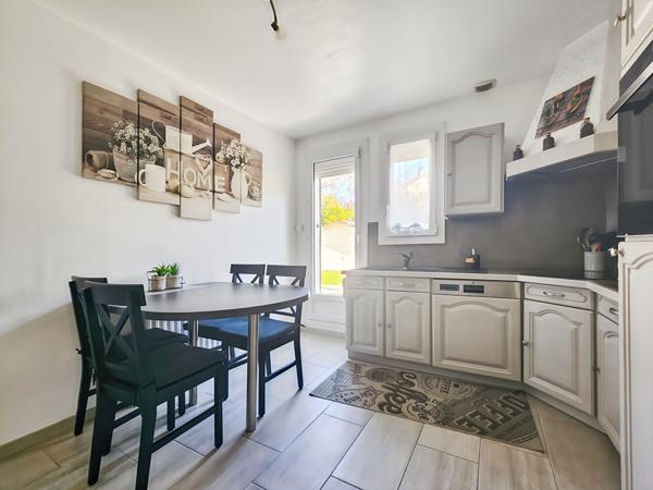 Maison 7 pièce(s) 126 m2  Savigny Le Temple Bourg