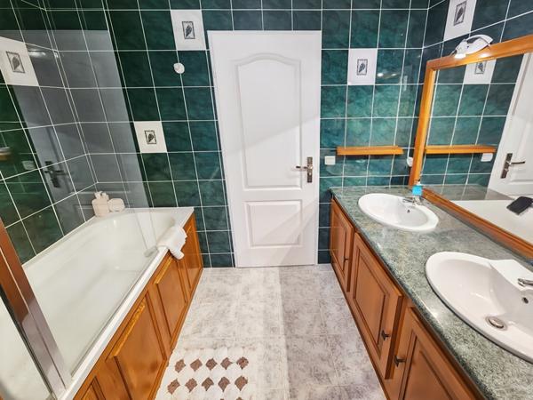 Maison 7 pièce(s) 126 m2  Savigny Le Temple Bourg