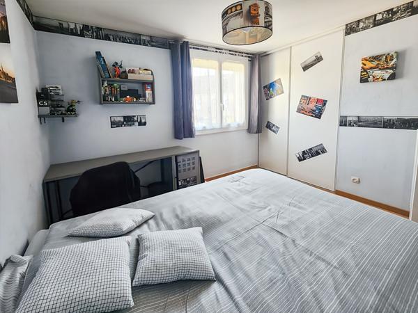 Maison 7 pièce(s) 126 m2  Savigny Le Temple Bourg