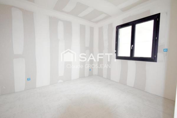 Villa neuve  T4   de 105 m²   avec terrain clos et garage