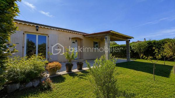 EXCLUSIVITÉ – Villa de plain-pied 3 chambres avec jardin de 550 m²– Châteauneuf-du-Rhône

Idéalement située à seulement 5 minutes au sud de Montélimar, proche de l’autoroute A7 et de toutes les commodités, sur la commune de Châteauneuf-du-Rhône, découvrez cette agréable villa individuelle de plain-pied, construite en 2010, dans un quartier calme et sans vis-à-vis.

D’une surface habitable de 80,51 m², elle se compose d’une cuisine équipée de 10,80 m² ouverte sur un séjour lumineux de 29,07 m², équipé d’un poêle à granulés et d’une climatisation réversible.

L’espace nuit propose trois chambres de 10,21 m², 10,43 m² et 11,96 m², une salle d’eau meublée, un WC indépendant, ainsi qu’un coin buanderie.

Implantée sur un terrain clos et arboré de 550 m², la maison bénéficie également d’une piscine hors-sol récente et de cabanons de rangement.

Un bien fonctionnel, agréable à vivre, idéal pour une famille, un premier achat ou une résidence principale proche de Montélimar.

Prix : 225 000 € HAI
À visiter sans tarder.

Informations et visites : L’Immo By Céline PASCAL – 06.63.10.02.35