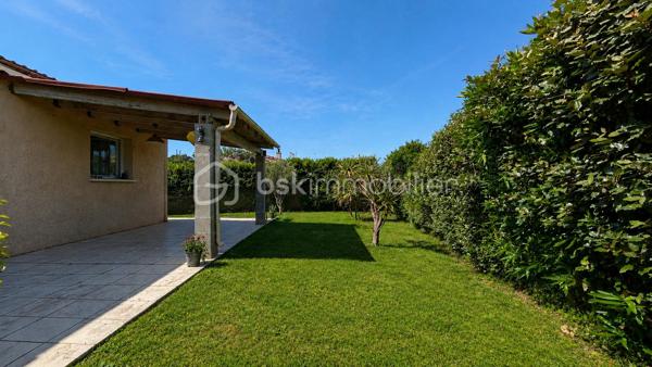 EXCLUSIVITÉ – Villa de plain-pied 3 chambres avec jardin de 550 m²– Châteauneuf-du-Rhône

Idéalement située à seulement 5 minutes au sud de Montélimar, proche de l’autoroute A7 et de toutes les commodités, sur la commune de Châteauneuf-du-Rhône, découvrez cette agréable villa individuelle de plain-pied, construite en 2010, dans un quartier calme et sans vis-à-vis.

D’une surface habitable de 80,51 m², elle se compose d’une cuisine équipée de 10,80 m² ouverte sur un séjour lumineux de 29,07 m², équipé d’un poêle à granulés et d’une climatisation réversible.

L’espace nuit propose trois chambres de 10,21 m², 10,43 m² et 11,96 m², une salle d’eau meublée, un WC indépendant, ainsi qu’un coin buanderie.

Implantée sur un terrain clos et arboré de 550 m², la maison bénéficie également d’une piscine hors-sol récente et de cabanons de rangement.

Un bien fonctionnel, agréable à vivre, idéal pour une famille, un premier achat ou une résidence principale proche de Montélimar.

Prix : 225 000 € HAI
À visiter sans tarder.

Informations et visites : L’Immo By Céline PASCAL – 06.63.10.02.35