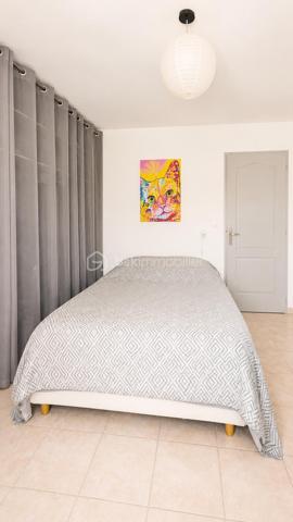 EXCLUSIVITÉ – Villa de plain-pied 3 chambres avec jardin de 550 m²– Châteauneuf-du-Rhône

Idéalement située à seulement 5 minutes au sud de Montélimar, proche de l’autoroute A7 et de toutes les commodités, sur la commune de Châteauneuf-du-Rhône, découvrez cette agréable villa individuelle de plain-pied, construite en 2010, dans un quartier calme et sans vis-à-vis.

D’une surface habitable de 80,51 m², elle se compose d’une cuisine équipée de 10,80 m² ouverte sur un séjour lumineux de 29,07 m², équipé d’un poêle à granulés et d’une climatisation réversible.

L’espace nuit propose trois chambres de 10,21 m², 10,43 m² et 11,96 m², une salle d’eau meublée, un WC indépendant, ainsi qu’un coin buanderie.

Implantée sur un terrain clos et arboré de 550 m², la maison bénéficie également d’une piscine hors-sol récente et de cabanons de rangement.

Un bien fonctionnel, agréable à vivre, idéal pour une famille, un premier achat ou une résidence principale proche de Montélimar.

Prix : 225 000 € HAI
À visiter sans tarder.

Informations et visites : L’Immo By Céline PASCAL – 06.63.10.02.35