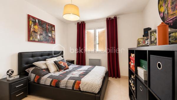 EXCLUSIVITÉ – Villa de plain-pied 3 chambres avec jardin de 550 m²– Châteauneuf-du-Rhône

Idéalement située à seulement 5 minutes au sud de Montélimar, proche de l’autoroute A7 et de toutes les commodités, sur la commune de Châteauneuf-du-Rhône, découvrez cette agréable villa individuelle de plain-pied, construite en 2010, dans un quartier calme et sans vis-à-vis.

D’une surface habitable de 80,51 m², elle se compose d’une cuisine équipée de 10,80 m² ouverte sur un séjour lumineux de 29,07 m², équipé d’un poêle à granulés et d’une climatisation réversible.

L’espace nuit propose trois chambres de 10,21 m², 10,43 m² et 11,96 m², une salle d’eau meublée, un WC indépendant, ainsi qu’un coin buanderie.

Implantée sur un terrain clos et arboré de 550 m², la maison bénéficie également d’une piscine hors-sol récente et de cabanons de rangement.

Un bien fonctionnel, agréable à vivre, idéal pour une famille, un premier achat ou une résidence principale proche de Montélimar.

Prix : 225 000 € HAI
À visiter sans tarder.

Informations et visites : L’Immo By Céline PASCAL – 06.63.10.02.35