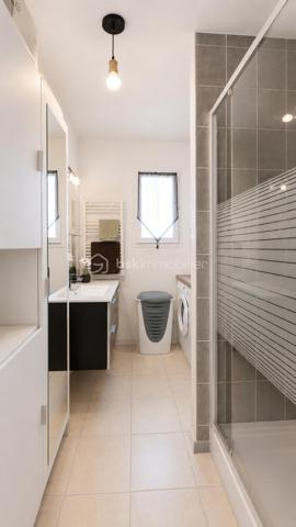 EXCLUSIVITÉ – Villa de plain-pied 3 chambres avec jardin de 550 m²– Châteauneuf-du-Rhône

Idéalement située à seulement 5 minutes au sud de Montélimar, proche de l’autoroute A7 et de toutes les commodités, sur la commune de Châteauneuf-du-Rhône, découvrez cette agréable villa individuelle de plain-pied, construite en 2010, dans un quartier calme et sans vis-à-vis.

D’une surface habitable de 80,51 m², elle se compose d’une cuisine équipée de 10,80 m² ouverte sur un séjour lumineux de 29,07 m², équipé d’un poêle à granulés et d’une climatisation réversible.

L’espace nuit propose trois chambres de 10,21 m², 10,43 m² et 11,96 m², une salle d’eau meublée, un WC indépendant, ainsi qu’un coin buanderie.

Implantée sur un terrain clos et arboré de 550 m², la maison bénéficie également d’une piscine hors-sol récente et de cabanons de rangement.

Un bien fonctionnel, agréable à vivre, idéal pour une famille, un premier achat ou une résidence principale proche de Montélimar.

Prix : 225 000 € HAI
À visiter sans tarder.

Informations et visites : L’Immo By Céline PASCAL – 06.63.10.02.35
