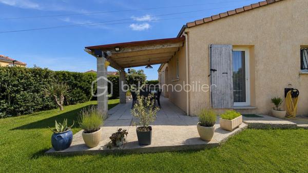 EXCLUSIVITÉ – Villa de plain-pied 3 chambres avec jardin de 550 m²– Châteauneuf-du-Rhône

Idéalement située à seulement 5 minutes au sud de Montélimar, proche de l’autoroute A7 et de toutes les commodités, sur la commune de Châteauneuf-du-Rhône, découvrez cette agréable villa individuelle de plain-pied, construite en 2010, dans un quartier calme et sans vis-à-vis.

D’une surface habitable de 80,51 m², elle se compose d’une cuisine équipée de 10,80 m² ouverte sur un séjour lumineux de 29,07 m², équipé d’un poêle à granulés et d’une climatisation réversible.

L’espace nuit propose trois chambres de 10,21 m², 10,43 m² et 11,96 m², une salle d’eau meublée, un WC indépendant, ainsi qu’un coin buanderie.

Implantée sur un terrain clos et arboré de 550 m², la maison bénéficie également d’une piscine hors-sol récente et de cabanons de rangement.

Un bien fonctionnel, agréable à vivre, idéal pour une famille, un premier achat ou une résidence principale proche de Montélimar.

Prix : 225 000 € HAI
À visiter sans tarder.

Informations et visites : L’Immo By Céline PASCAL – 06.63.10.02.35