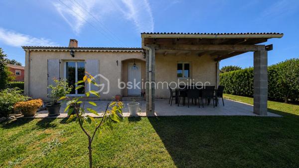 EXCLUSIVITÉ – Villa de plain-pied 3 chambres avec jardin de 550 m²– Châteauneuf-du-Rhône

Idéalement située à seulement 5 minutes au sud de Montélimar, proche de l’autoroute A7 et de toutes les commodités, sur la commune de Châteauneuf-du-Rhône, découvrez cette agréable villa individuelle de plain-pied, construite en 2010, dans un quartier calme et sans vis-à-vis.

D’une surface habitable de 80,51 m², elle se compose d’une cuisine équipée de 10,80 m² ouverte sur un séjour lumineux de 29,07 m², équipé d’un poêle à granulés et d’une climatisation réversible.

L’espace nuit propose trois chambres de 10,21 m², 10,43 m² et 11,96 m², une salle d’eau meublée, un WC indépendant, ainsi qu’un coin buanderie.

Implantée sur un terrain clos et arboré de 550 m², la maison bénéficie également d’une piscine hors-sol récente et de cabanons de rangement.

Un bien fonctionnel, agréable à vivre, idéal pour une famille, un premier achat ou une résidence principale proche de Montélimar.

Prix : 225 000 € HAI
À visiter sans tarder.

Informations et visites : L’Immo By Céline PASCAL – 06.63.10.02.35