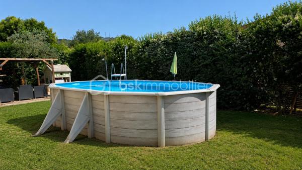 EXCLUSIVITÉ – Villa de plain-pied 3 chambres avec jardin de 550 m²– Châteauneuf-du-Rhône

Idéalement située à seulement 5 minutes au sud de Montélimar, proche de l’autoroute A7 et de toutes les commodités, sur la commune de Châteauneuf-du-Rhône, découvrez cette agréable villa individuelle de plain-pied, construite en 2010, dans un quartier calme et sans vis-à-vis.

D’une surface habitable de 80,51 m², elle se compose d’une cuisine équipée de 10,80 m² ouverte sur un séjour lumineux de 29,07 m², équipé d’un poêle à granulés et d’une climatisation réversible.

L’espace nuit propose trois chambres de 10,21 m², 10,43 m² et 11,96 m², une salle d’eau meublée, un WC indépendant, ainsi qu’un coin buanderie.

Implantée sur un terrain clos et arboré de 550 m², la maison bénéficie également d’une piscine hors-sol récente et de cabanons de rangement.

Un bien fonctionnel, agréable à vivre, idéal pour une famille, un premier achat ou une résidence principale proche de Montélimar.

Prix : 225 000 € HAI
À visiter sans tarder.

Informations et visites : L’Immo By Céline PASCAL – 06.63.10.02.35