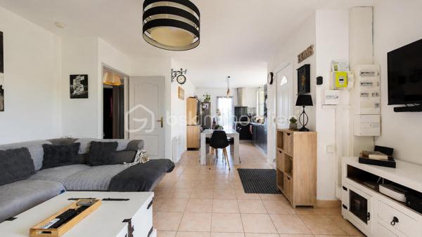 EXCLUSIVITÉ – Villa de plain-pied 3 chambres avec jardin de 550 m²– Châteauneuf-du-Rhône

Idéalement située à seulement 5 minutes au sud de Montélimar, proche de l’autoroute A7 et de toutes les commodités, sur la commune de Châteauneuf-du-Rhône, découvrez cette agréable villa individuelle de plain-pied, construite en 2010, dans un quartier calme et sans vis-à-vis.

D’une surface habitable de 80,51 m², elle se compose d’une cuisine équipée de 10,80 m² ouverte sur un séjour lumineux de 29,07 m², équipé d’un poêle à granulés et d’une climatisation réversible.

L’espace nuit propose trois chambres de 10,21 m², 10,43 m² et 11,96 m², une salle d’eau meublée, un WC indépendant, ainsi qu’un coin buanderie.

Implantée sur un terrain clos et arboré de 550 m², la maison bénéficie également d’une piscine hors-sol récente et de cabanons de rangement.

Un bien fonctionnel, agréable à vivre, idéal pour une famille, un premier achat ou une résidence principale proche de Montélimar.

Prix : 225 000 € HAI
À visiter sans tarder.

Informations et visites : L’Immo By Céline PASCAL – 06.63.10.02.35