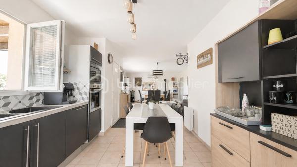 EXCLUSIVITÉ – Villa de plain-pied 3 chambres avec jardin de 550 m²– Châteauneuf-du-Rhône

Idéalement située à seulement 5 minutes au sud de Montélimar, proche de l’autoroute A7 et de toutes les commodités, sur la commune de Châteauneuf-du-Rhône, découvrez cette agréable villa individuelle de plain-pied, construite en 2010, dans un quartier calme et sans vis-à-vis.

D’une surface habitable de 80,51 m², elle se compose d’une cuisine équipée de 10,80 m² ouverte sur un séjour lumineux de 29,07 m², équipé d’un poêle à granulés et d’une climatisation réversible.

L’espace nuit propose trois chambres de 10,21 m², 10,43 m² et 11,96 m², une salle d’eau meublée, un WC indépendant, ainsi qu’un coin buanderie.

Implantée sur un terrain clos et arboré de 550 m², la maison bénéficie également d’une piscine hors-sol récente et de cabanons de rangement.

Un bien fonctionnel, agréable à vivre, idéal pour une famille, un premier achat ou une résidence principale proche de Montélimar.

Prix : 225 000 € HAI
À visiter sans tarder.

Informations et visites : L’Immo By Céline PASCAL – 06.63.10.02.35