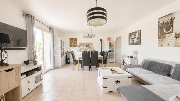 EXCLUSIVITÉ – Villa de plain-pied 3 chambres avec jardin de 550 m²– Châteauneuf-du-Rhône

Idéalement située à seulement 5 minutes au sud de Montélimar, proche de l’autoroute A7 et de toutes les commodités, sur la commune de Châteauneuf-du-Rhône, découvrez cette agréable villa individuelle de plain-pied, construite en 2010, dans un quartier calme et sans vis-à-vis.

D’une surface habitable de 80,51 m², elle se compose d’une cuisine équipée de 10,80 m² ouverte sur un séjour lumineux de 29,07 m², équipé d’un poêle à granulés et d’une climatisation réversible.

L’espace nuit propose trois chambres de 10,21 m², 10,43 m² et 11,96 m², une salle d’eau meublée, un WC indépendant, ainsi qu’un coin buanderie.

Implantée sur un terrain clos et arboré de 550 m², la maison bénéficie également d’une piscine hors-sol récente et de cabanons de rangement.

Un bien fonctionnel, agréable à vivre, idéal pour une famille, un premier achat ou une résidence principale proche de Montélimar.

Prix : 225 000 € HAI
À visiter sans tarder.

Informations et visites : L’Immo By Céline PASCAL – 06.63.10.02.35