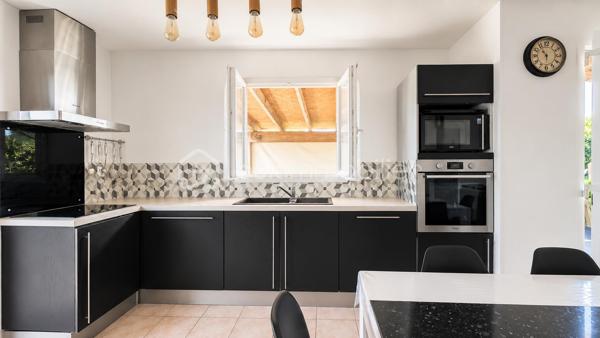 EXCLUSIVITÉ – Villa de plain-pied 3 chambres avec jardin de 550 m²– Châteauneuf-du-Rhône

Idéalement située à seulement 5 minutes au sud de Montélimar, proche de l’autoroute A7 et de toutes les commodités, sur la commune de Châteauneuf-du-Rhône, découvrez cette agréable villa individuelle de plain-pied, construite en 2010, dans un quartier calme et sans vis-à-vis.

D’une surface habitable de 80,51 m², elle se compose d’une cuisine équipée de 10,80 m² ouverte sur un séjour lumineux de 29,07 m², équipé d’un poêle à granulés et d’une climatisation réversible.

L’espace nuit propose trois chambres de 10,21 m², 10,43 m² et 11,96 m², une salle d’eau meublée, un WC indépendant, ainsi qu’un coin buanderie.

Implantée sur un terrain clos et arboré de 550 m², la maison bénéficie également d’une piscine hors-sol récente et de cabanons de rangement.

Un bien fonctionnel, agréable à vivre, idéal pour une famille, un premier achat ou une résidence principale proche de Montélimar.

Prix : 225 000 € HAI
À visiter sans tarder.

Informations et visites : L’Immo By Céline PASCAL – 06.63.10.02.35
