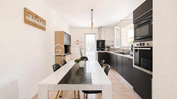 EXCLUSIVITÉ – Villa de plain-pied 3 chambres avec jardin de 550 m²– Châteauneuf-du-Rhône

Idéalement située à seulement 5 minutes au sud de Montélimar, proche de l’autoroute A7 et de toutes les commodités, sur la commune de Châteauneuf-du-Rhône, découvrez cette agréable villa individuelle de plain-pied, construite en 2010, dans un quartier calme et sans vis-à-vis.

D’une surface habitable de 80,51 m², elle se compose d’une cuisine équipée de 10,80 m² ouverte sur un séjour lumineux de 29,07 m², équipé d’un poêle à granulés et d’une climatisation réversible.

L’espace nuit propose trois chambres de 10,21 m², 10,43 m² et 11,96 m², une salle d’eau meublée, un WC indépendant, ainsi qu’un coin buanderie.

Implantée sur un terrain clos et arboré de 550 m², la maison bénéficie également d’une piscine hors-sol récente et de cabanons de rangement.

Un bien fonctionnel, agréable à vivre, idéal pour une famille, un premier achat ou une résidence principale proche de Montélimar.

Prix : 225 000 € HAI
À visiter sans tarder.

Informations et visites : L’Immo By Céline PASCAL – 06.63.10.02.35