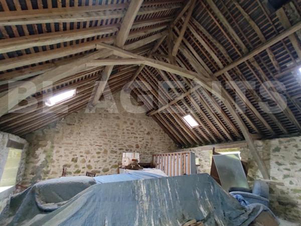 maison en pierres à la campagne