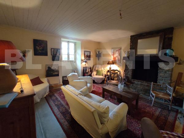 maison en pierres à la campagne