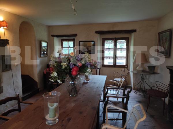 maison en pierres à la campagne