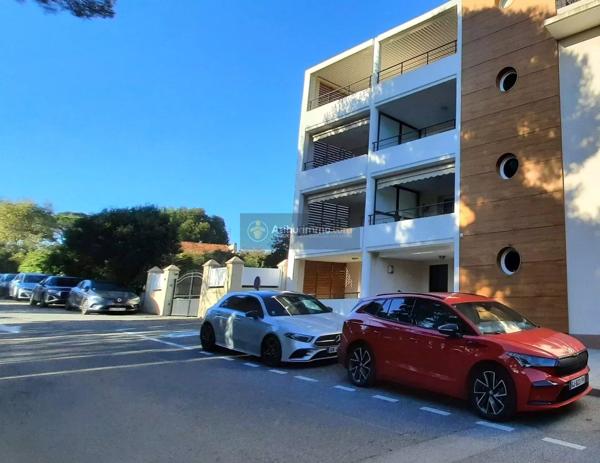 Location                                                      Appartement
                        
                     3 pièces                      71 m2                     à Saint-Aygulf