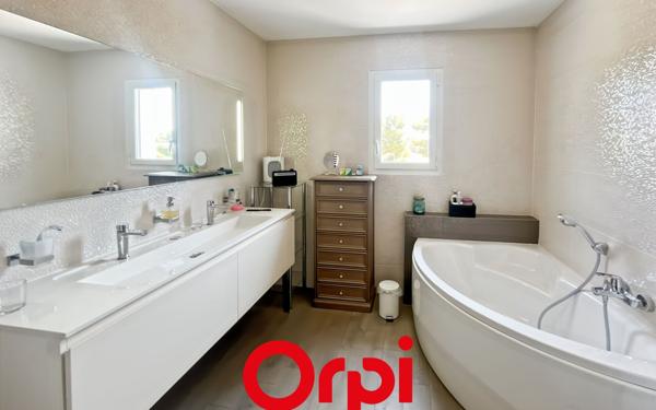 Maison à vendre    6 pièces •  La Cadière-d'Azur