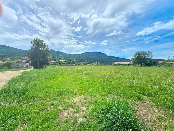 EXCLUSIVITE ! Terrain avec vue dégagée de 754 m2 dans le centre de RETOURNAC