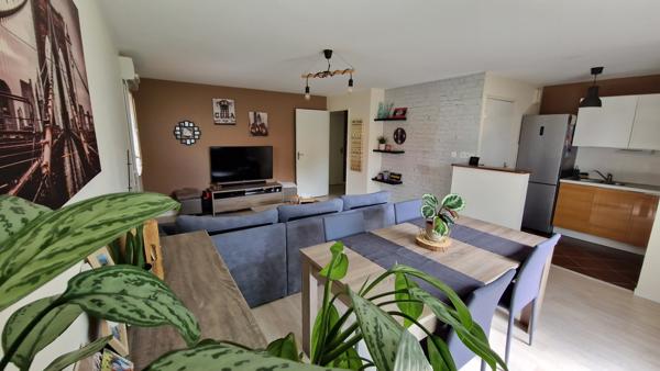 A proximité des commodités Lorousaines.