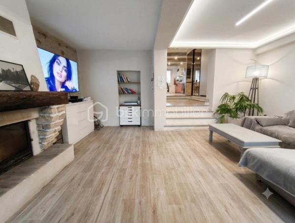 Manosque centre , à  proximité de toutes les commodités ( commerces, transports, médecins, poste...) maison de ville de 175 m²( trés claire car traversante)  avec garage et jardin comprenant un appartement type 4 en duplex de 133 m² entièrement restauré avec goût et un studio de 33m² lui aussi entièrement restauré et bénéficiant d' un accès au jardin. Le duplex type 4 comprend au 1e niveau  un salon avec cheminée et terrasse couverte, une cuisine équipée et un wc, à l 'étage 3 chambres dont une avec suite parentale et terrasse, un wc et une buanderie. Maison parfaitement isolée ( aucun bruit) dotée d 'une climatisation réversible, aucun travaux à prévoir.