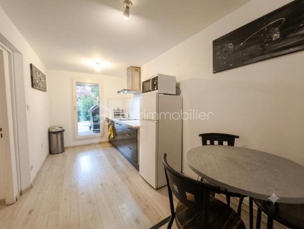 Manosque centre , à  proximité de toutes les commodités ( commerces, transports, médecins, poste...) maison de ville de 175 m²( trés claire car traversante)  avec garage et jardin comprenant un appartement type 4 en duplex de 133 m² entièrement restauré avec goût et un studio de 33m² lui aussi entièrement restauré et bénéficiant d' un accès au jardin. Le duplex type 4 comprend au 1e niveau  un salon avec cheminée et terrasse couverte, une cuisine équipée et un wc, à l 'étage 3 chambres dont une avec suite parentale et terrasse, un wc et une buanderie. Maison parfaitement isolée ( aucun bruit) dotée d 'une climatisation réversible, aucun travaux à prévoir.