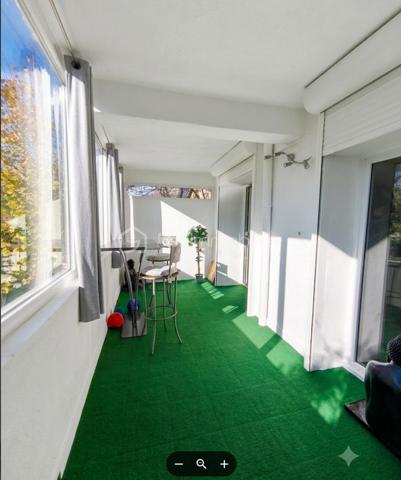 Manosque centre , à  proximité de toutes les commodités ( commerces, transports, médecins, poste...) maison de ville de 175 m²( trés claire car traversante)  avec garage et jardin comprenant un appartement type 4 en duplex de 133 m² entièrement restauré avec goût et un studio de 33m² lui aussi entièrement restauré et bénéficiant d' un accès au jardin. Le duplex type 4 comprend au 1e niveau  un salon avec cheminée et terrasse couverte, une cuisine équipée et un wc, à l 'étage 3 chambres dont une avec suite parentale et terrasse, un wc et une buanderie. Maison parfaitement isolée ( aucun bruit) dotée d 'une climatisation réversible, aucun travaux à prévoir.
