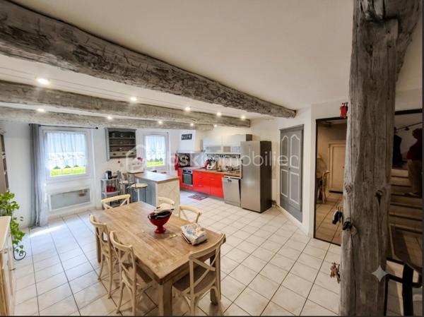 Manosque centre , à  proximité de toutes les commodités ( commerces, transports, médecins, poste...) maison de ville de 175 m²( trés claire car traversante)  avec garage et jardin comprenant un appartement type 4 en duplex de 133 m² entièrement restauré avec goût et un studio de 33m² lui aussi entièrement restauré et bénéficiant d' un accès au jardin. Le duplex type 4 comprend au 1e niveau  un salon avec cheminée et terrasse couverte, une cuisine équipée et un wc, à l 'étage 3 chambres dont une avec suite parentale et terrasse, un wc et une buanderie. Maison parfaitement isolée ( aucun bruit) dotée d 'une climatisation réversible, aucun travaux à prévoir.