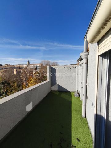 Manosque centre , à  proximité de toutes les commodités ( commerces, transports, médecins, poste...) maison de ville de 175 m²( trés claire car traversante)  avec garage et jardin comprenant un appartement type 4 en duplex de 133 m² entièrement restauré avec goût et un studio de 33m² lui aussi entièrement restauré et bénéficiant d' un accès au jardin. Le duplex type 4 comprend au 1e niveau  un salon avec cheminée et terrasse couverte, une cuisine équipée et un wc, à l 'étage 3 chambres dont une avec suite parentale et terrasse, un wc et une buanderie. Maison parfaitement isolée ( aucun bruit) dotée d 'une climatisation réversible, aucun travaux à prévoir.