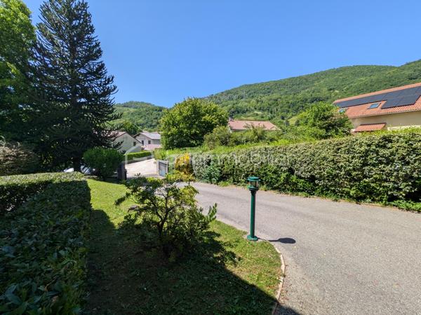 Une PROPRIETE CHALEUREUSE ET LUMINEUSE, idéale pour une FAMILLE à la recherche d'un CADRE DE VIE PRIVILEGIE, alliant TRANQUILLITE, ESPACE et CONFORT au quotidien. Une très belle opportunité à découvrir sans tarder.

À Vizille, dans l'un des quartiers les plus ensoleillés de la commune, découvrez cette SUPERBE VILLA D 'ARCHITECTE de 130 m², parfaitement entretenue, implantée sur un magnifique TERRAIN CLOS et ARBORE de 1 300 m².

Située au FOND D'UNE IMPASSE, dans un environnement particulièrement calme et résidentiel, cette propriété bénéficie d'une EXPOSITION SUD OUEST idéale et d'une luminosité exceptionnelle grâce à ses grandes baies vitrées et ouvertures sur le jardin. Les magnifiques arbres présents sur la parcelle offrent un cadre verdoyant et un agréable ombrage durant les périodes estivales.

À proximité immédiate des écoles et du collège, cette villa allie confort de vie, fonctionnalité et qualité des prestations.

En rez-de-chaussée :  Vaste HALL D'ENTREE avec placard, PIECE DE VIE de près de 40 m² comprenant salle à manger et salon en demi-niveau doté de sa cheminée, et offrant un accès direct à une GRANDE TERRASSE équipée de stores bannes, cuisine aménagée et équipée, CELLIER - BUANDERIE attenant, CHAMBRE avec placard, toilette indépendant.

À l'étage : TROIS CHAMBRES spacieuses (dont une avec BALCON) avec du joli PARQUET et PLACARDS INTEGRES, DEUX SALLES D'EAU, un toilette indépendant.

Le GARAGE communique directement avec la maison et bénéficie d'une MEZZANINE , un CARPORT attentant et le CABANON DE JARDIN offrent de nombreuses possibilités de rangement et de stationnement. 

Prestations techniques : Menuiseries double vitrage récentes (2023), volets roulants électriques, isolation renforcée des combles, chauffage électrique par résille au sol et radiateurs, cheminée, fibre, portail électrique, garage avec porte sectionnelle.

Les plus :  Terrain clos et arboré de 1 300 m²; secteur calme, lumineux et recherché; exposition Sud-Ouest; grandes ouvertures sur le jardin; chambre en rez-de-chaussée; garage avec mezzanine et Carport / abri auto; cabanon de jardin, proximité immédiate des écoles et du collège.