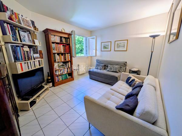 Une PROPRIETE CHALEUREUSE ET LUMINEUSE, idéale pour une FAMILLE à la recherche d'un CADRE DE VIE PRIVILEGIE, alliant TRANQUILLITE, ESPACE et CONFORT au quotidien. Une très belle opportunité à découvrir sans tarder.

À Vizille, dans l'un des quartiers les plus ensoleillés de la commune, découvrez cette SUPERBE VILLA D 'ARCHITECTE de 130 m², parfaitement entretenue, implantée sur un magnifique TERRAIN CLOS et ARBORE de 1 300 m².

Située au FOND D'UNE IMPASSE, dans un environnement particulièrement calme et résidentiel, cette propriété bénéficie d'une EXPOSITION SUD OUEST idéale et d'une luminosité exceptionnelle grâce à ses grandes baies vitrées et ouvertures sur le jardin. Les magnifiques arbres présents sur la parcelle offrent un cadre verdoyant et un agréable ombrage durant les périodes estivales.

À proximité immédiate des écoles et du collège, cette villa allie confort de vie, fonctionnalité et qualité des prestations.

En rez-de-chaussée :  Vaste HALL D'ENTREE avec placard, PIECE DE VIE de près de 40 m² comprenant salle à manger et salon en demi-niveau doté de sa cheminée, et offrant un accès direct à une GRANDE TERRASSE équipée de stores bannes, cuisine aménagée et équipée, CELLIER - BUANDERIE attenant, CHAMBRE avec placard, toilette indépendant.

À l'étage : TROIS CHAMBRES spacieuses (dont une avec BALCON) avec du joli PARQUET et PLACARDS INTEGRES, DEUX SALLES D'EAU, un toilette indépendant.

Le GARAGE communique directement avec la maison et bénéficie d'une MEZZANINE , un CARPORT attentant et le CABANON DE JARDIN offrent de nombreuses possibilités de rangement et de stationnement. 

Prestations techniques : Menuiseries double vitrage récentes (2023), volets roulants électriques, isolation renforcée des combles, chauffage électrique par résille au sol et radiateurs, cheminée, fibre, portail électrique, garage avec porte sectionnelle.

Les plus :  Terrain clos et arboré de 1 300 m²; secteur calme, lumineux et recherché; exposition Sud-Ouest; grandes ouvertures sur le jardin; chambre en rez-de-chaussée; garage avec mezzanine et Carport / abri auto; cabanon de jardin, proximité immédiate des écoles et du collège.