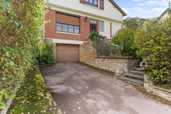 Une maison des années1930 dans son écrin de verdure