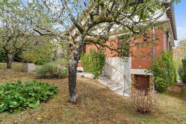Une maison des années1930 dans son écrin de verdure